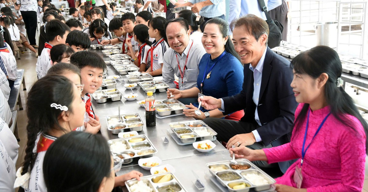 Tổng giám đốc Ajinomoto Việt Nam ăn cơm bán trú cùng học sinh