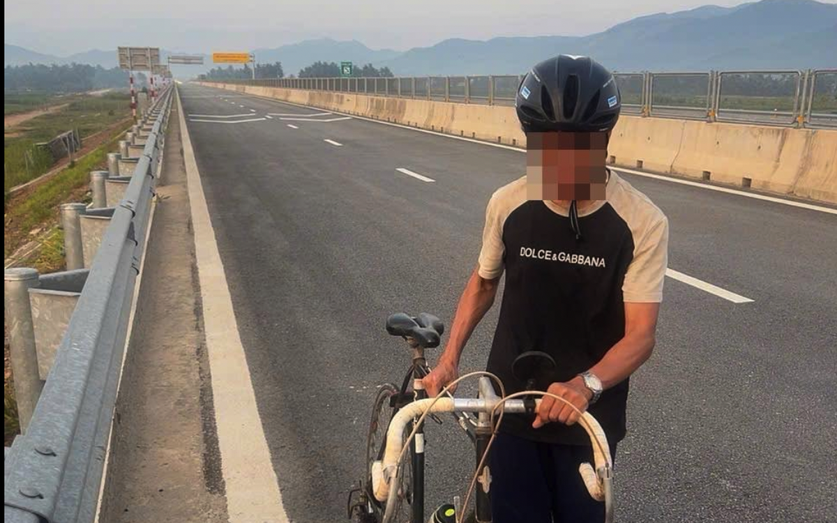 Vào cao tốc mới khai thác để... buôn bán, chạy xe đạp