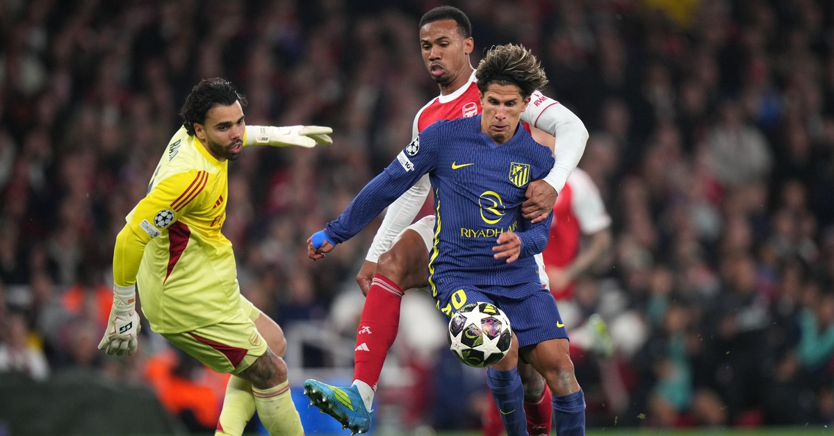 Arsenal may mắn thoát phạt đền hai lần trước Atletico?