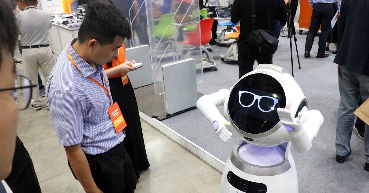 Máy khoan mini, robot và lớp học công nghệ mới hút người xem