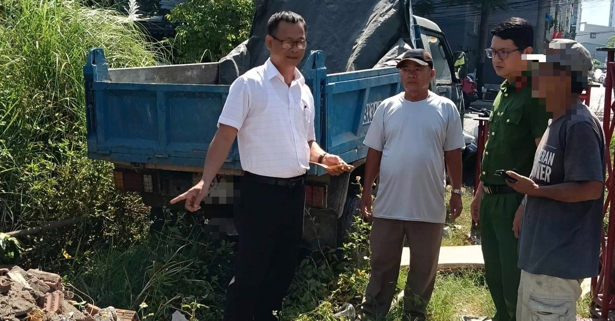 Đổ bậy xà bần, rác thải, tài xế xe tải bị tạm giữ phương tiện