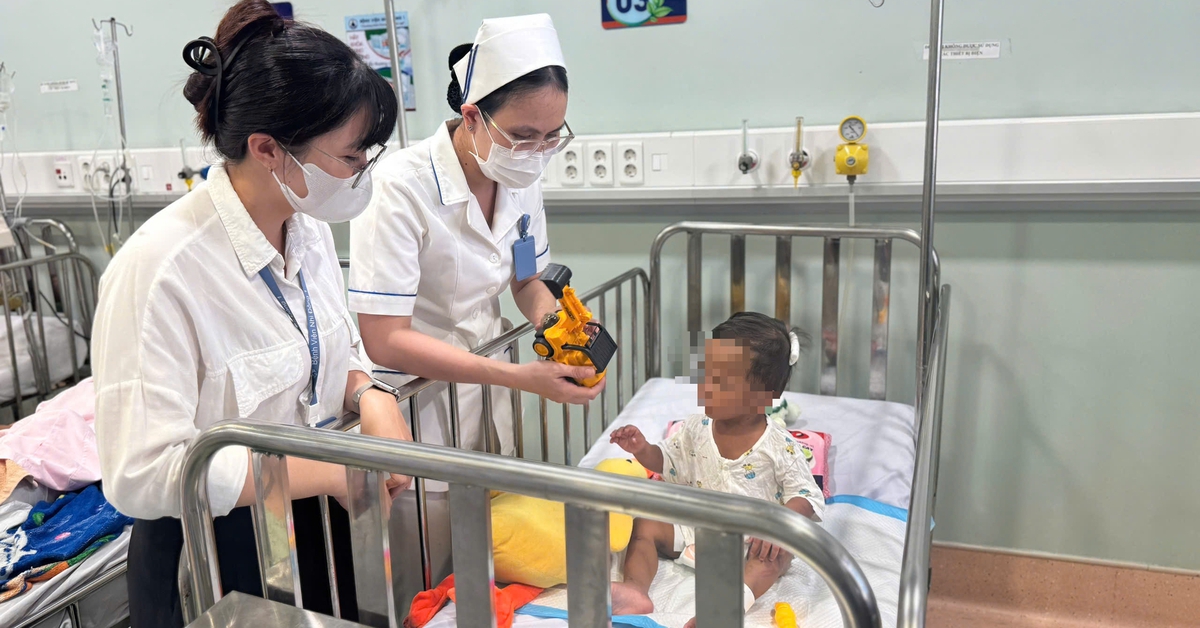 Bé trai 2 tuổi tại TP.HCM bị mẹ ruột và người tình bạo hành đã qua cơn nguy kịch