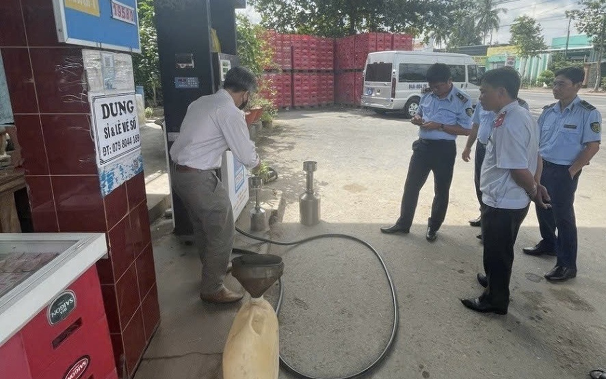 Một cây xăng ở Vĩnh Long bị xử phạt gần 324 triệu đồng do bán xăng dầu vượt quy chuẩn