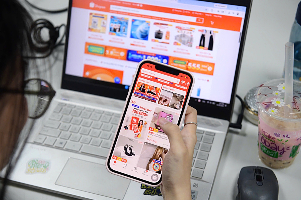 Người trẻ đua săn sale ngày đôi 5-5, chốt đơn xuyên đêm