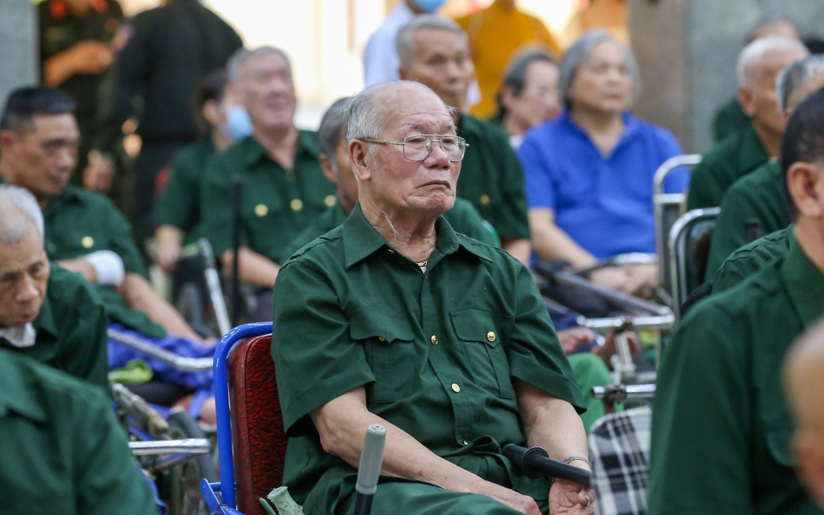 Bộ Nội vụ đề xuất thêm chế độ với người có công, bổ sung trợ cấp cho người phục vụ cán bộ lão thành
