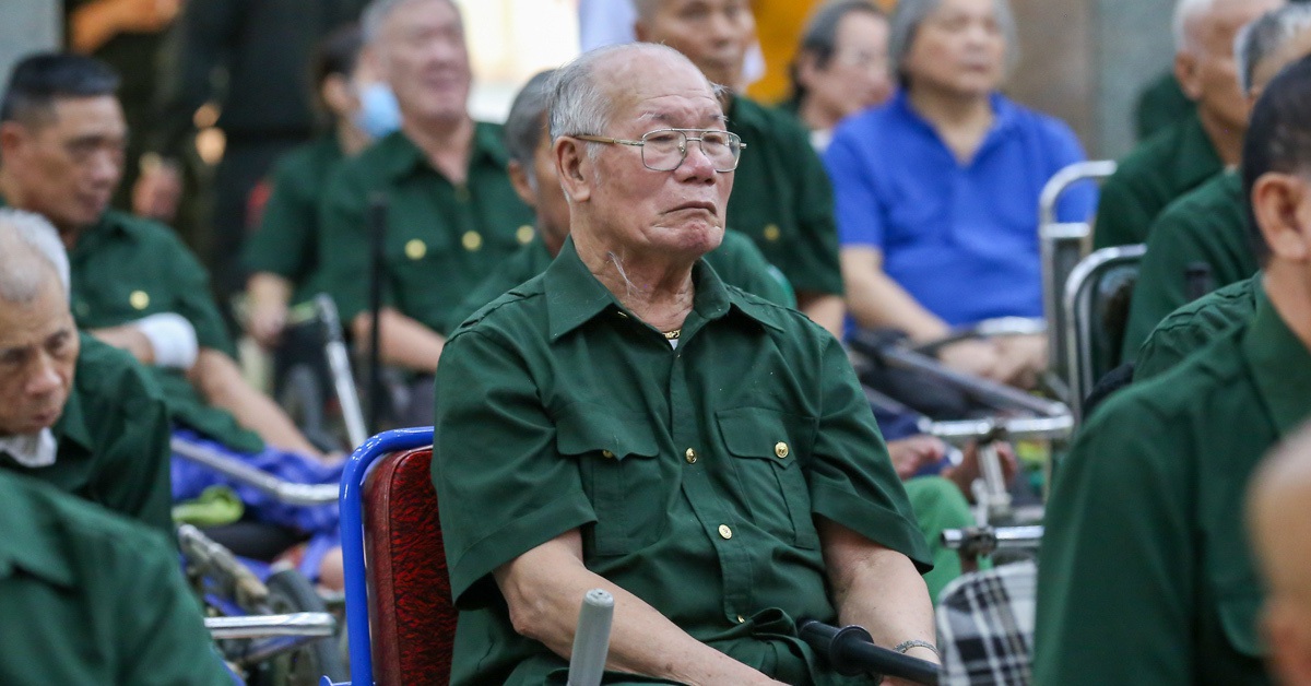 Bộ Nội vụ đề xuất thêm chế độ với người có công, bổ sung trợ cấp cho người phục vụ cán bộ lão thành
