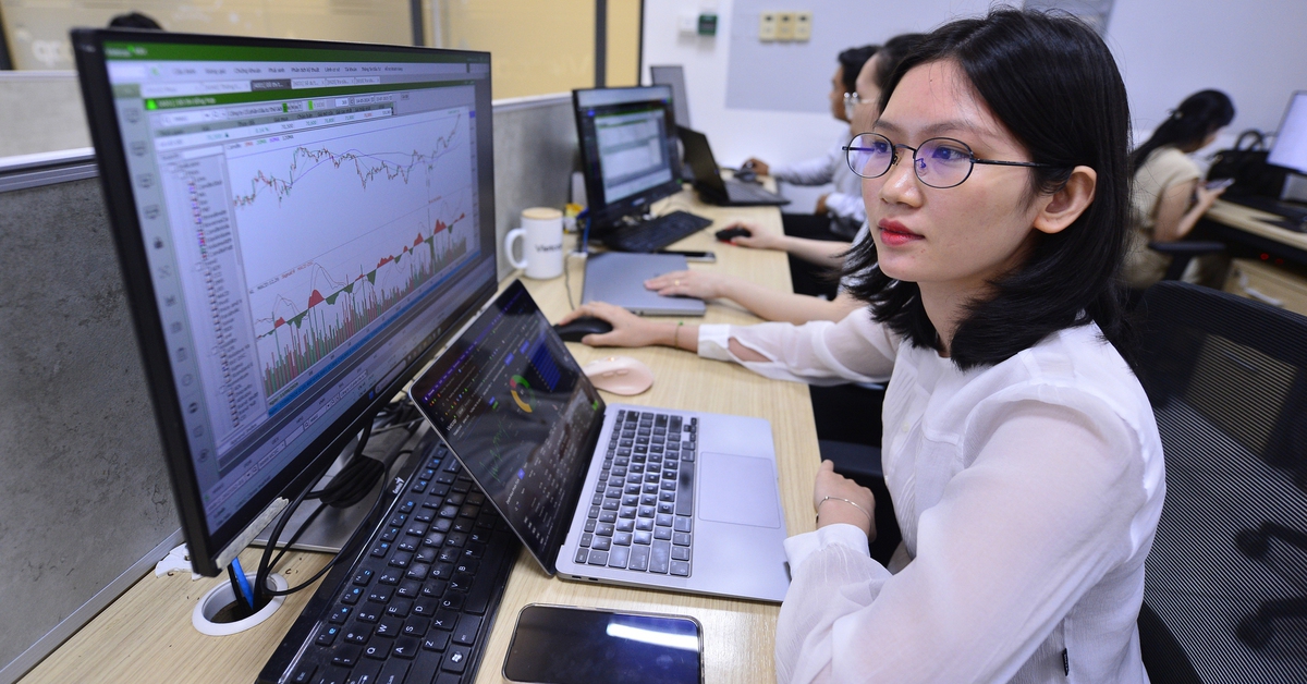 Cổ phiếu chứng khoán đồng loạt bùng nổ vì kỳ vọng nâng hạng MSCI
