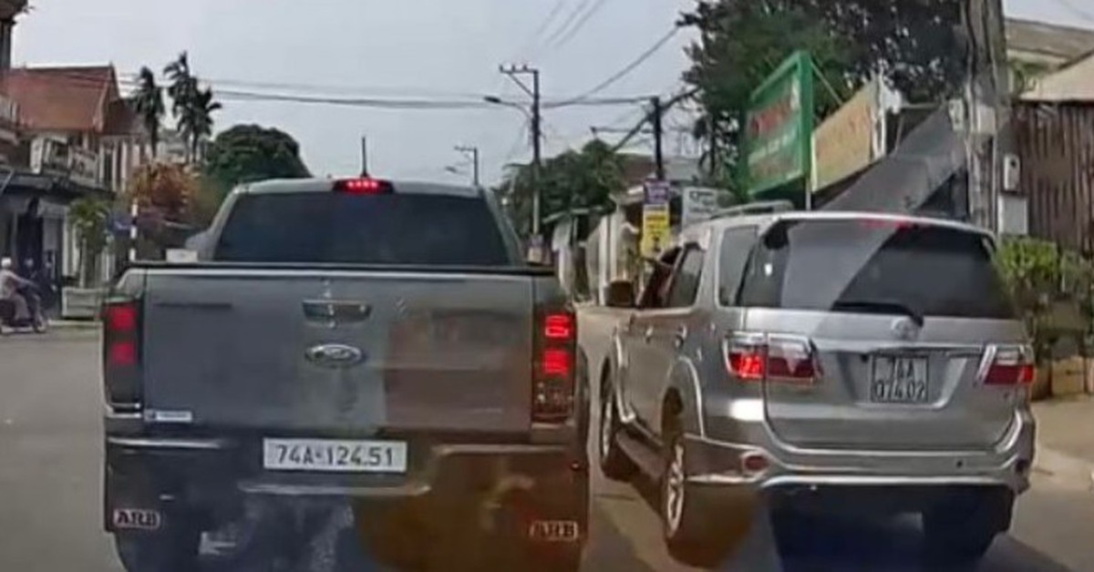 Dừng ô tô giữa ngã ba đường nói chuyện, 2 tài xế bị phạt