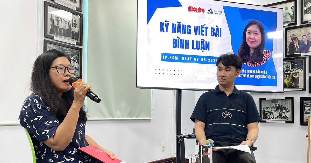 Sinh viên ngành truyền thông học cách viết bài bình luận tại Báo Tuổi Trẻ