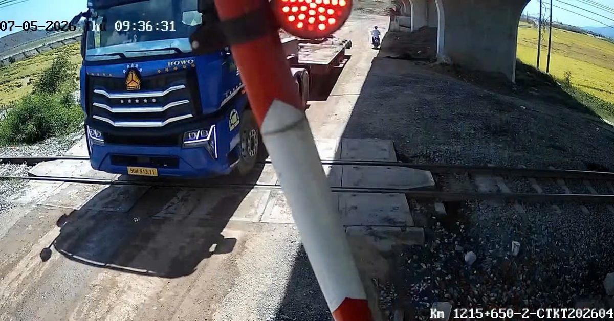 Tài xế xe đầu kéo vượt ẩu gãy cần chắn đường sắt, bị phạt tiền và phải bồi thường