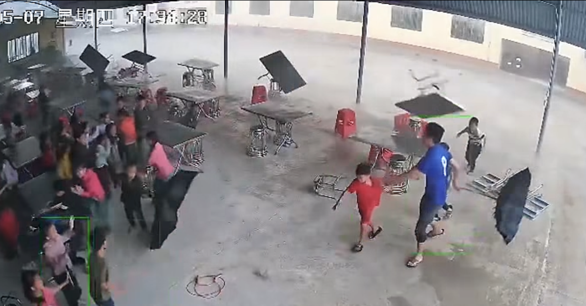 Thót tim với cảnh gió lốc thổi bay bàn ghế, học sinh chạy tán loạn ở Lào Cai