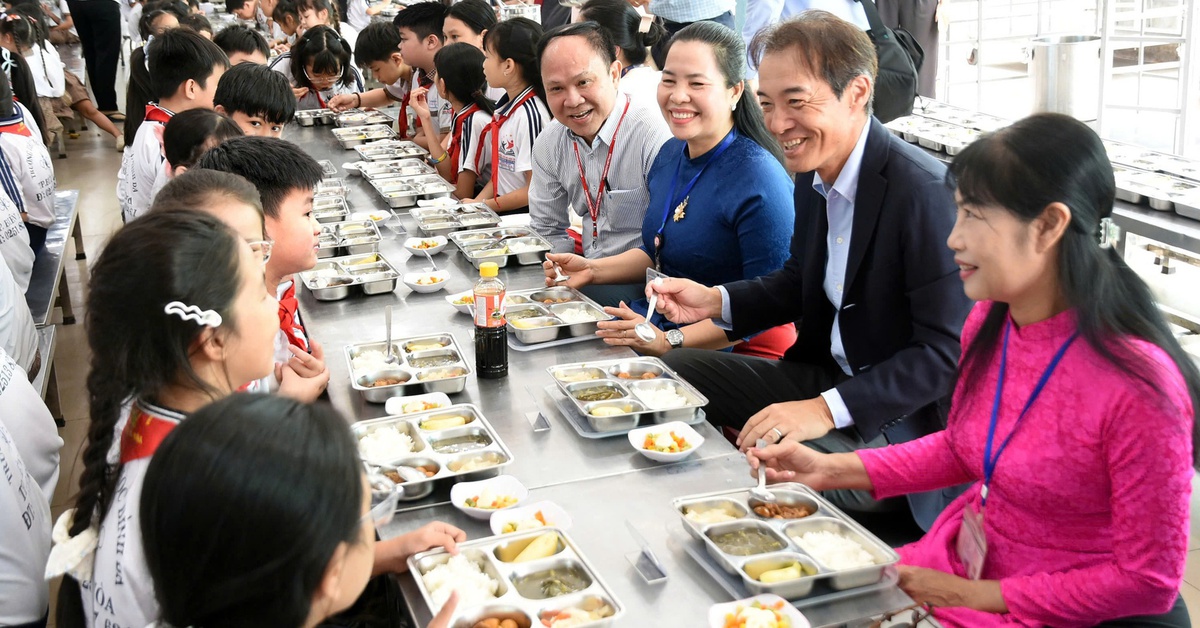 Tổng giám đốc Ajinomoto Việt Nam ăn cơm bán trú cùng học sinh