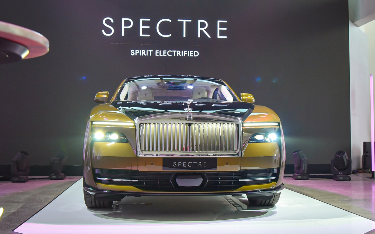 Người Việt ngày càng thích xe điện, chơi xe siêu sang cũng là Rolls-Royce Spectre