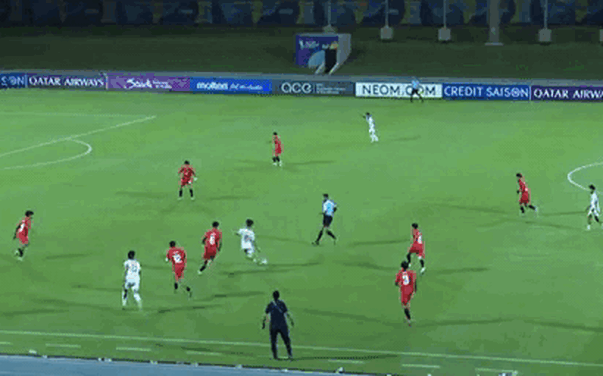 Đường chuyền xé toạc hàng phòng ngự Yemen của U17 Việt Nam
