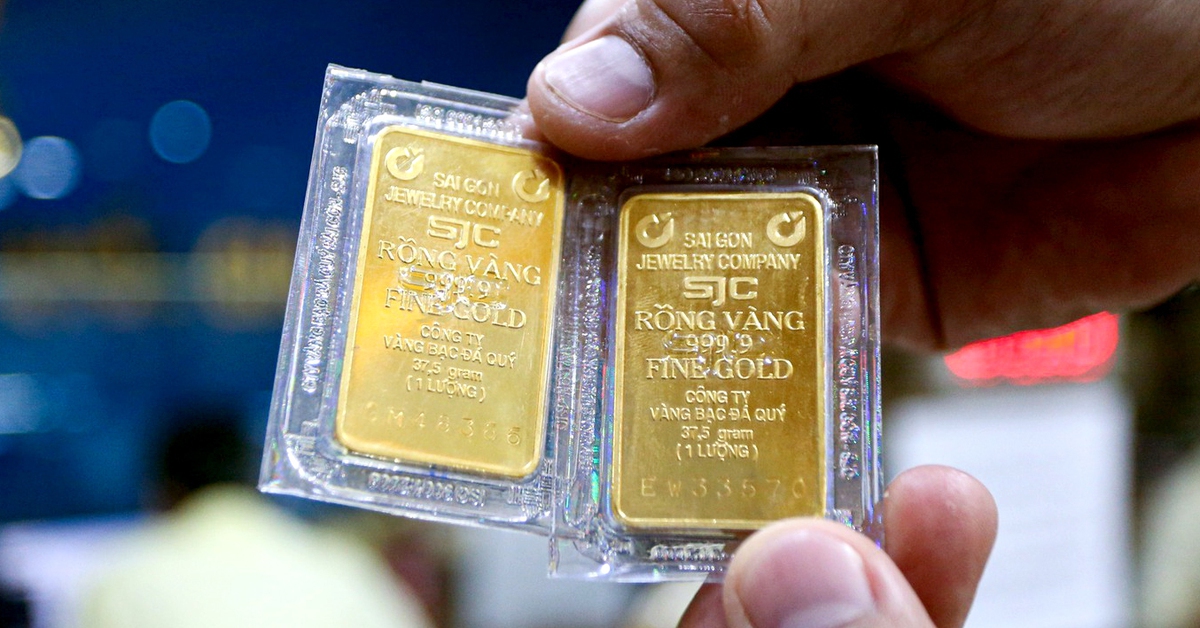 Giá vàng thế giới tăng cao, giá vàng trong nước diễn biến lạ