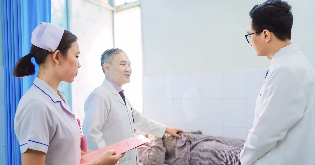 Đau bìu lúc nửa đêm, bé trai suýt mất tinh hoàn vì cố chịu đựng đến sáng