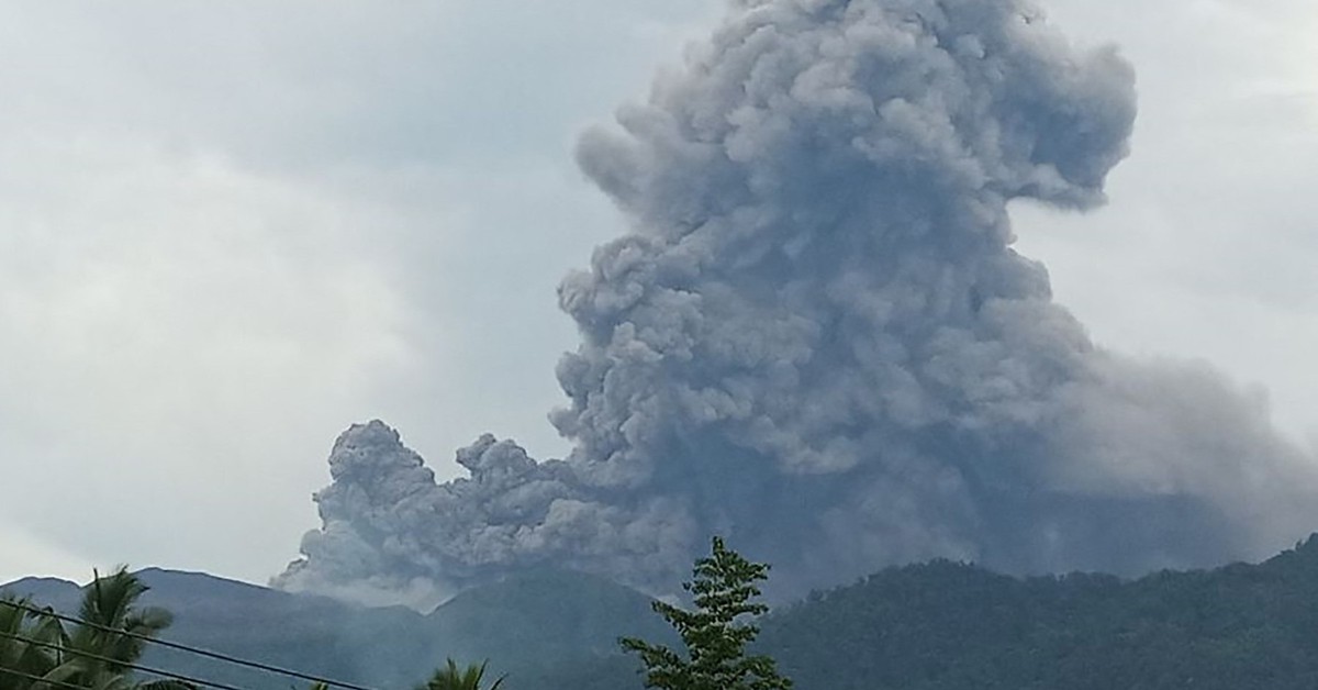 Núi lửa Indonesia phun cột tro cao 10km, 20 người leo núi mắc kẹt