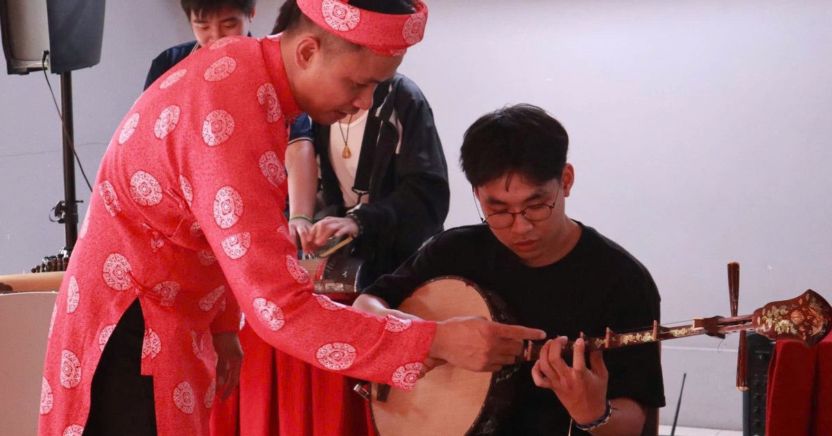 Sinh viên ‘làm sống lại’ pháp lam Huế, tranh Hàng Trống bằng workshop và mạng xã hội