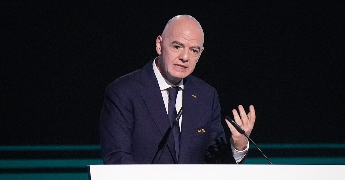 Chủ tịch FIFA đáp trả chuyện giá vé World Cup 'móc túi người hâm mộ'