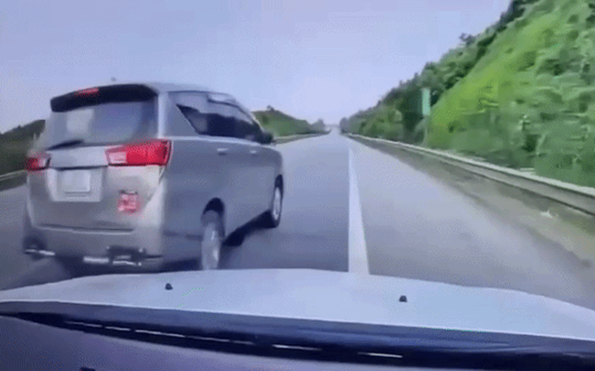 Chặn ô tô khác trên cao tốc để chửi bới, tài xế khai vì 'xe phía trước không cho vượt'