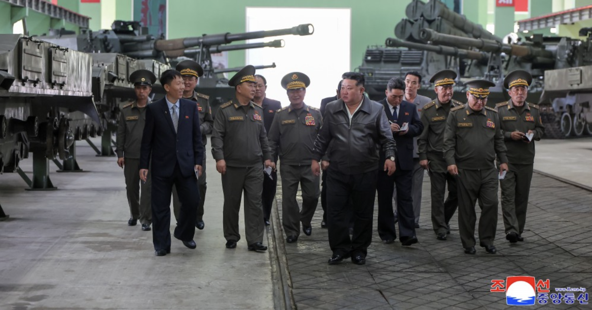 Ông Kim Jong Un thị sát sản xuất đại bác tầm bắn đến tận Seoul
