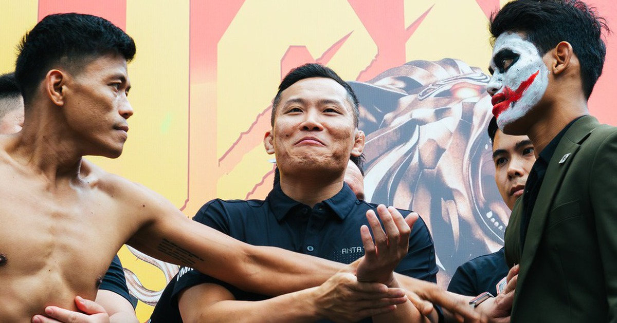 Cố vấn Quang Lê nhịn cười ở màn đối mặt tại MMA Lion Championship 31