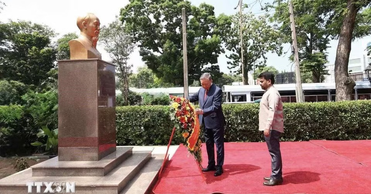 Tổng Bí thư, Chủ tịch nước Tô Lâm cùng Tổng thống Sri Lanka dâng hoa tại tượng Chủ tịch Hồ Chí Minh