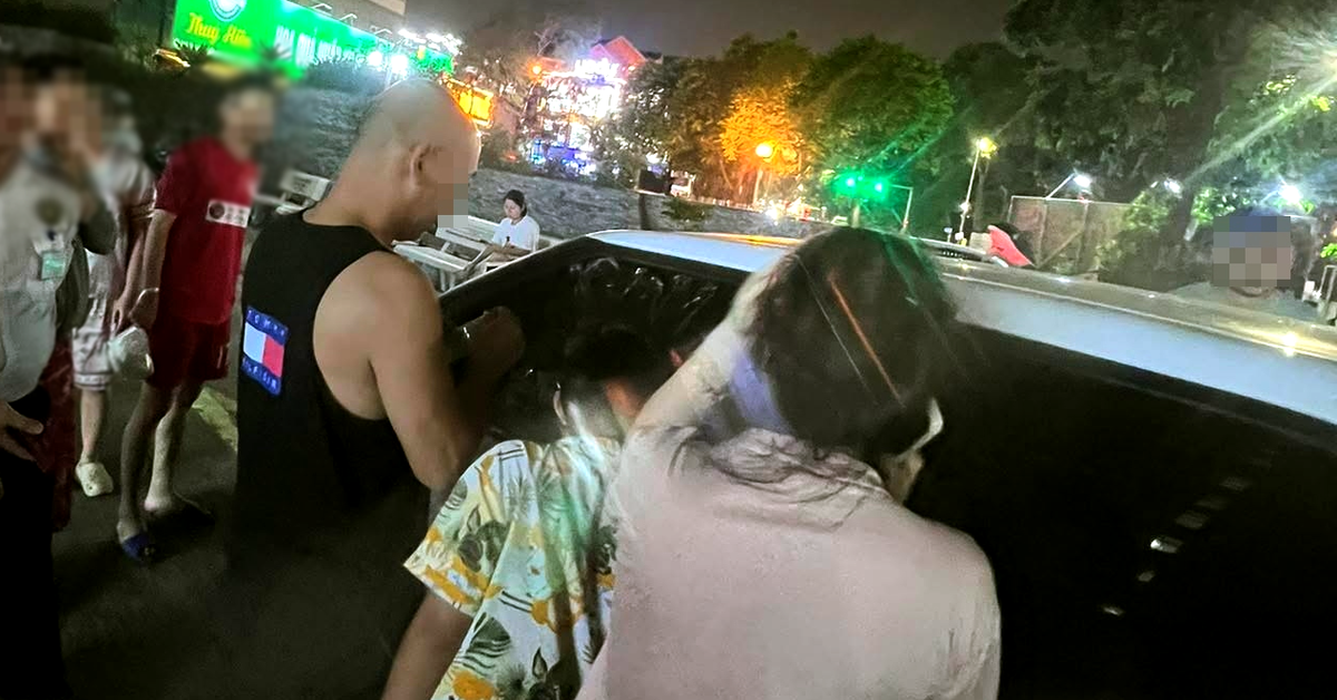 Bé 3 tuổi bị nhốt trong ô tô vì một lỗi sơ đẳng của người lớn, phải dùng mẹo mở cửa