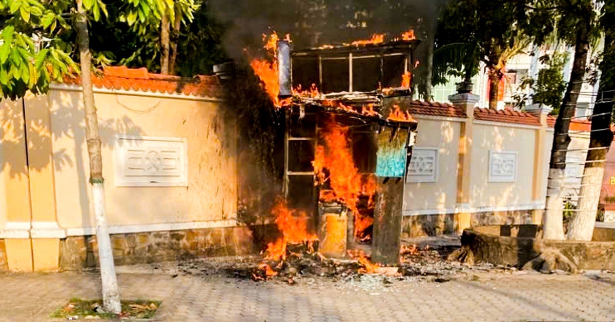 Trụ ATM của ngân hàng ở Cà Mau bị cháy rụi