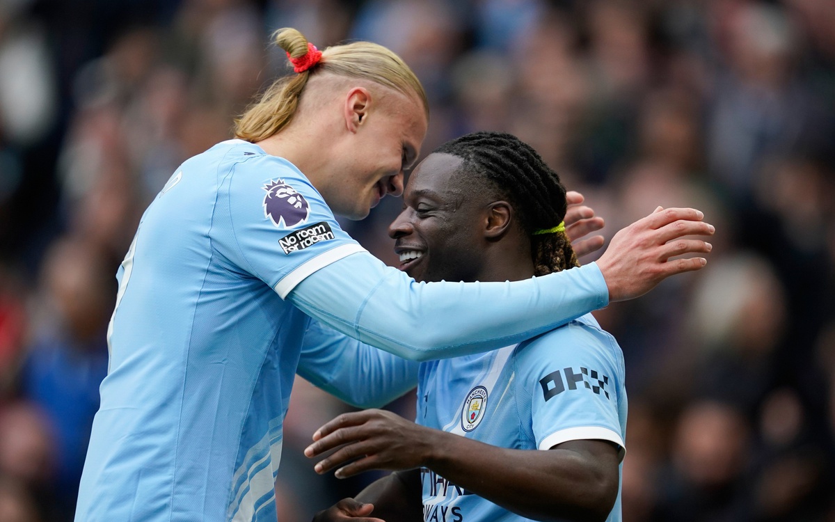 Đánh bại Brentford, Man City chỉ còn kém Arsenal 2 điểm