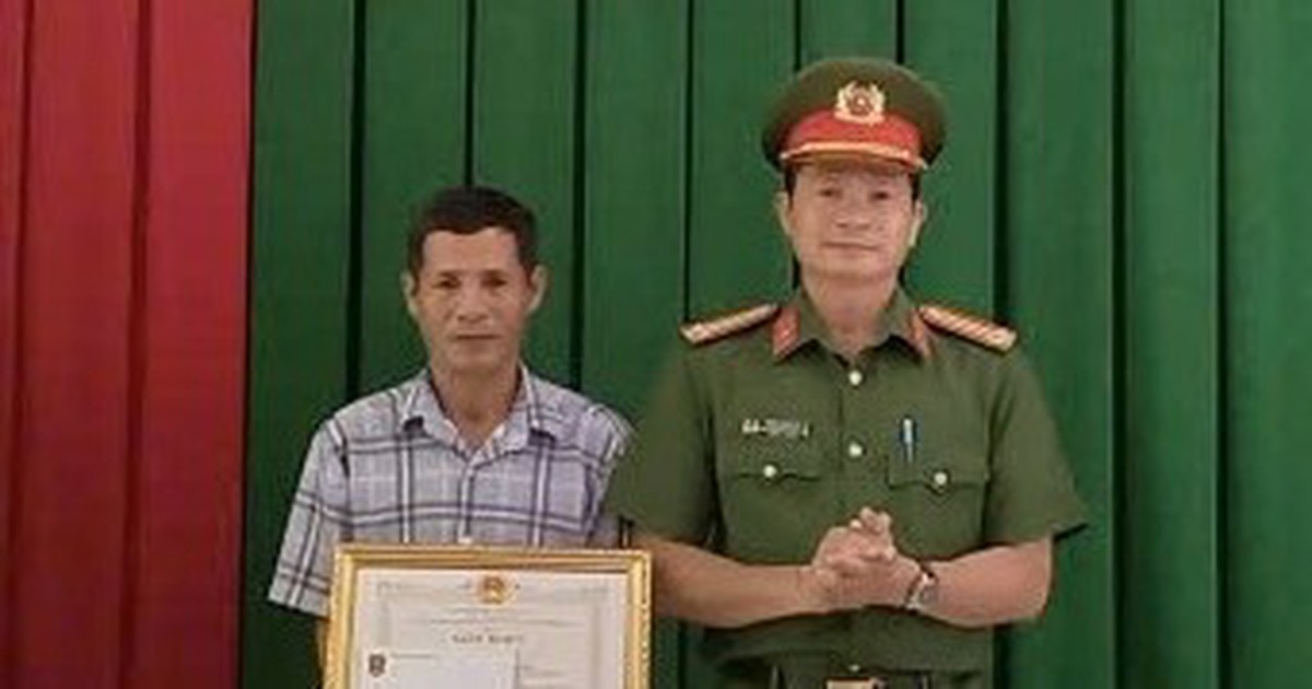 Khen thưởng người đàn ông lao xuống sông cứu nữ sinh nhảy cầu tự tử