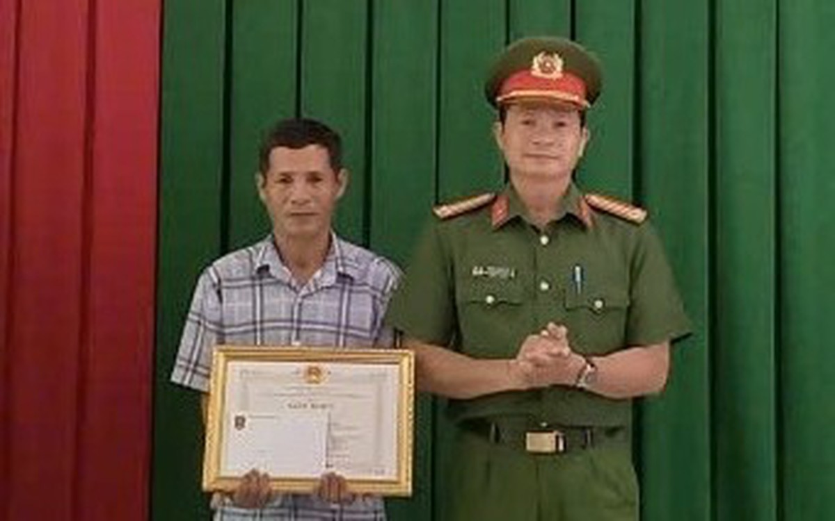 Khen thưởng người đàn ông lao xuống sông cứu nữ sinh nhảy cầu tự tử