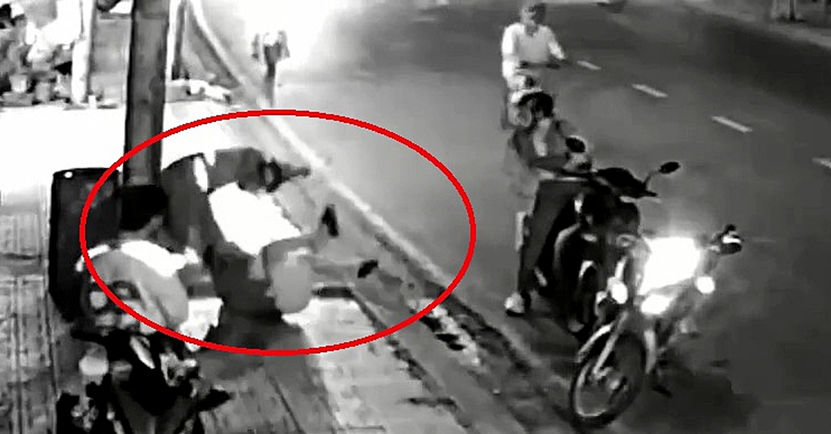 Tài xế xe ôm công nghệ quật ngã, dùng chân đá liên tiếp vào đầu nam thanh niên ở phường Thủ Đức