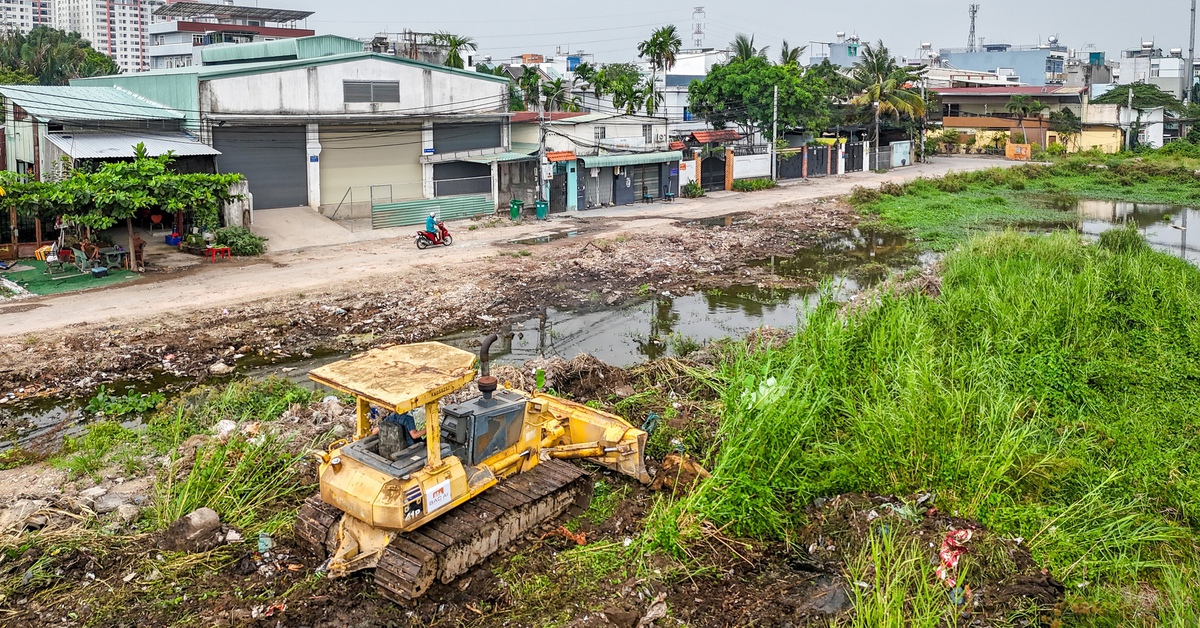 2,7km vành đai 2 TP.HCM tái khởi động, máy móc rầm rộ sau hơn 5 năm chờ đợi