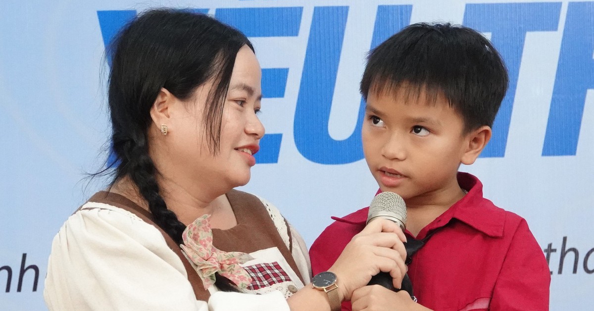 Khán phòng rớt nước mắt khi mẹ lên sân khấu thi kể chuyện cùng con