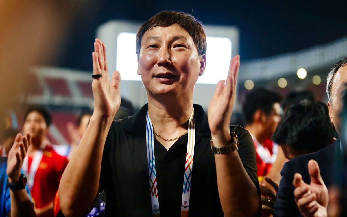 HLV Kim Sang Sik dự lễ bốc thăm chia bảng Asian Cup 2027