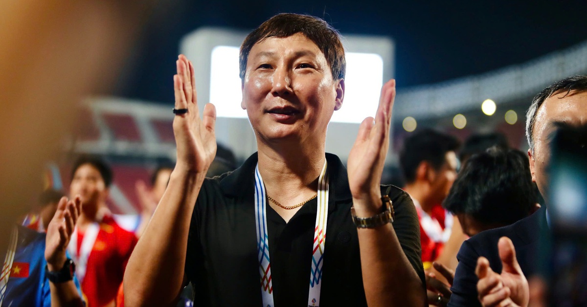 HLV Kim Sang Sik dự lễ bốc thăm chia bảng Asian Cup 2027