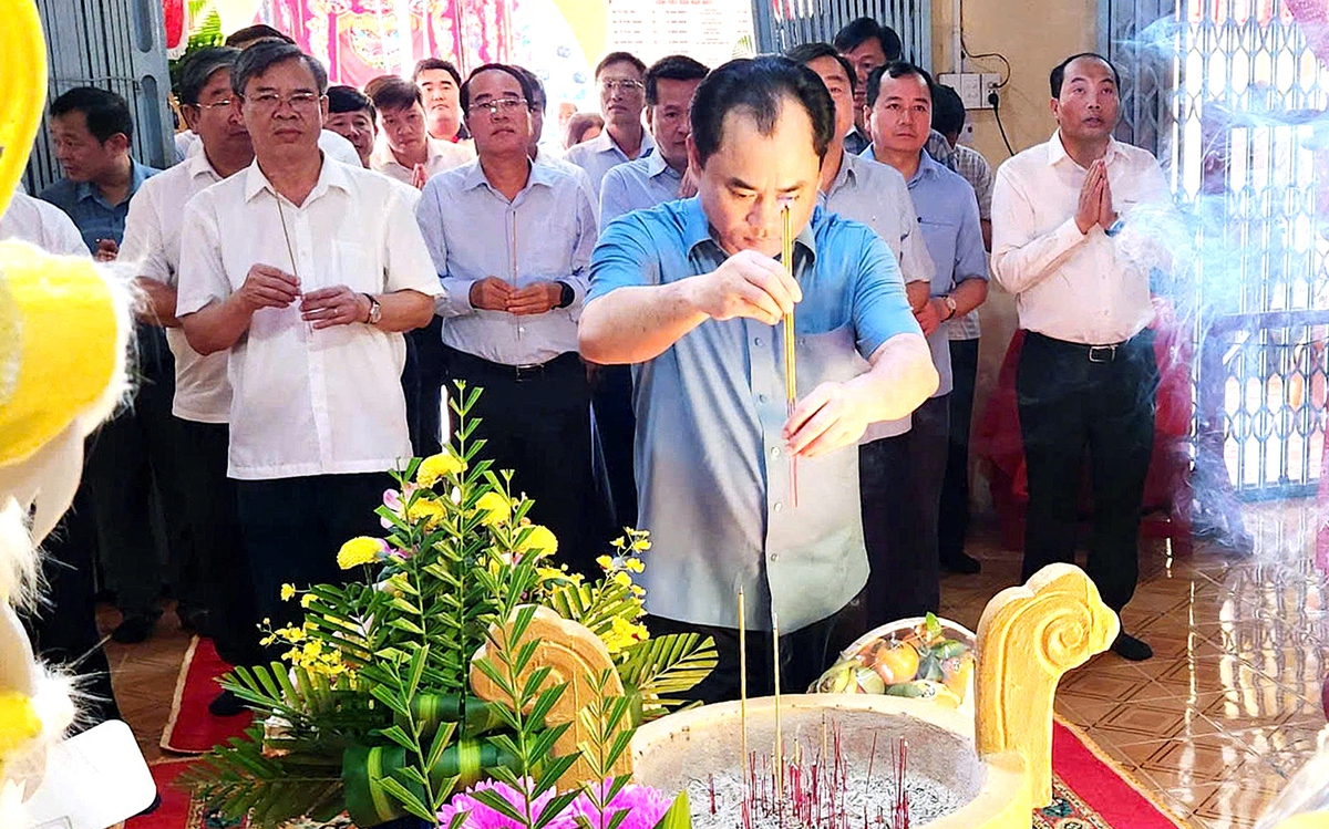 Bộ trưởng Bộ Nông nghiệp và Môi trường Trịnh Việt Hùng viếng Lăng Ông Nam Hải ở Cần Thơ