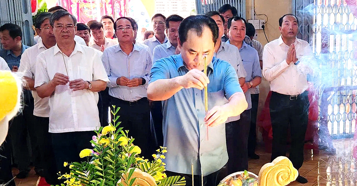 Bộ trưởng Bộ Nông nghiệp và Môi trường Trịnh Việt Hùng viếng Lăng Ông Nam Hải ở Cần Thơ