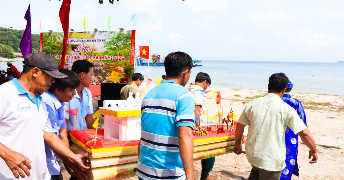 Lễ vía đặc biệt trên đảo Hải Tặc: Ăn uống miễn phí, gửi xe miễn phí