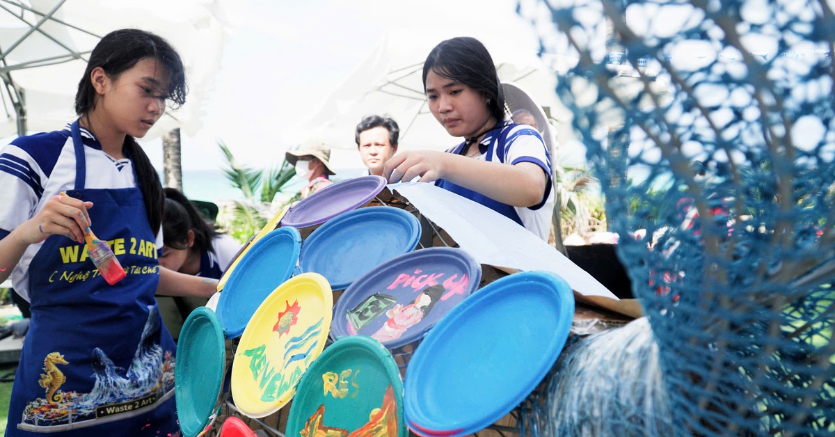 Học sinh Khánh Hòa biến rác nhựa thành cá voi, rùa biển 3D khổng lồ