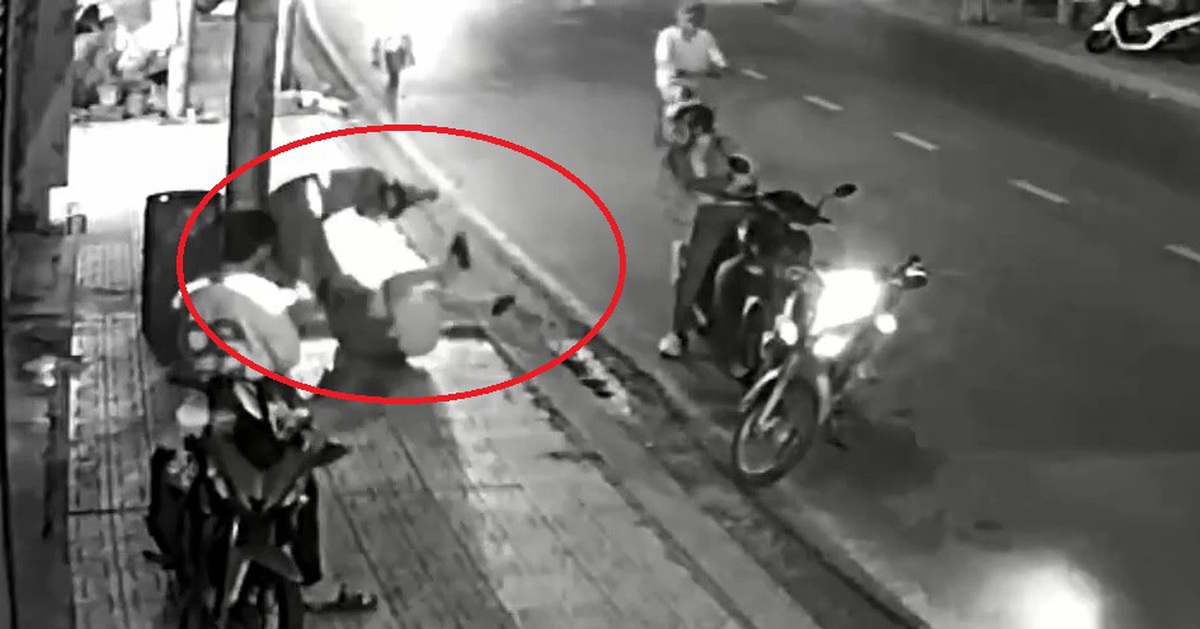 Tài xế xe công nghệ đánh dã man nam thanh niên vì... ghen