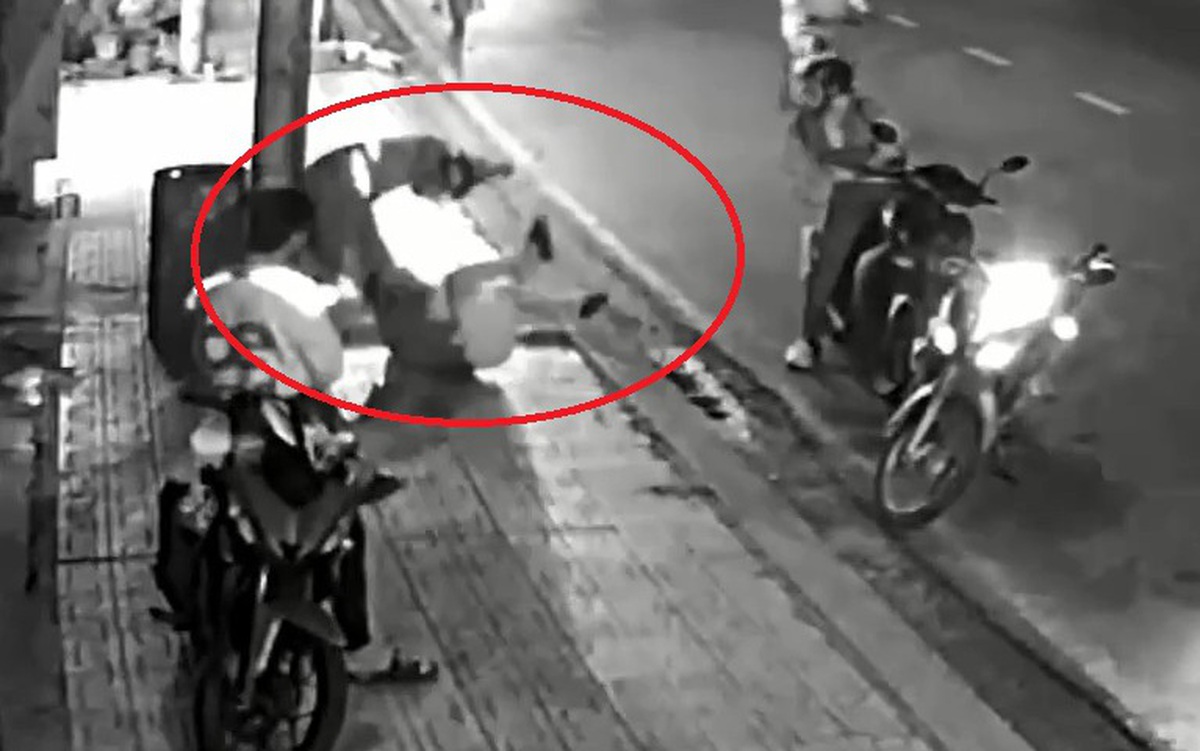 Tài xế xe ôm công nghệ quật ngã, dùng chân đá liên tiếp vào đầu nam thanh niên ở phường Thủ Đức