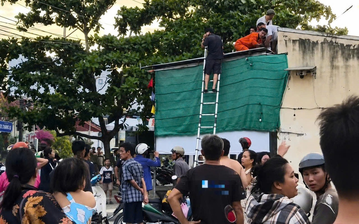 Trèo lên mái nhà lấy bóng, nam sinh lớp 6 bị điện giật tử vong