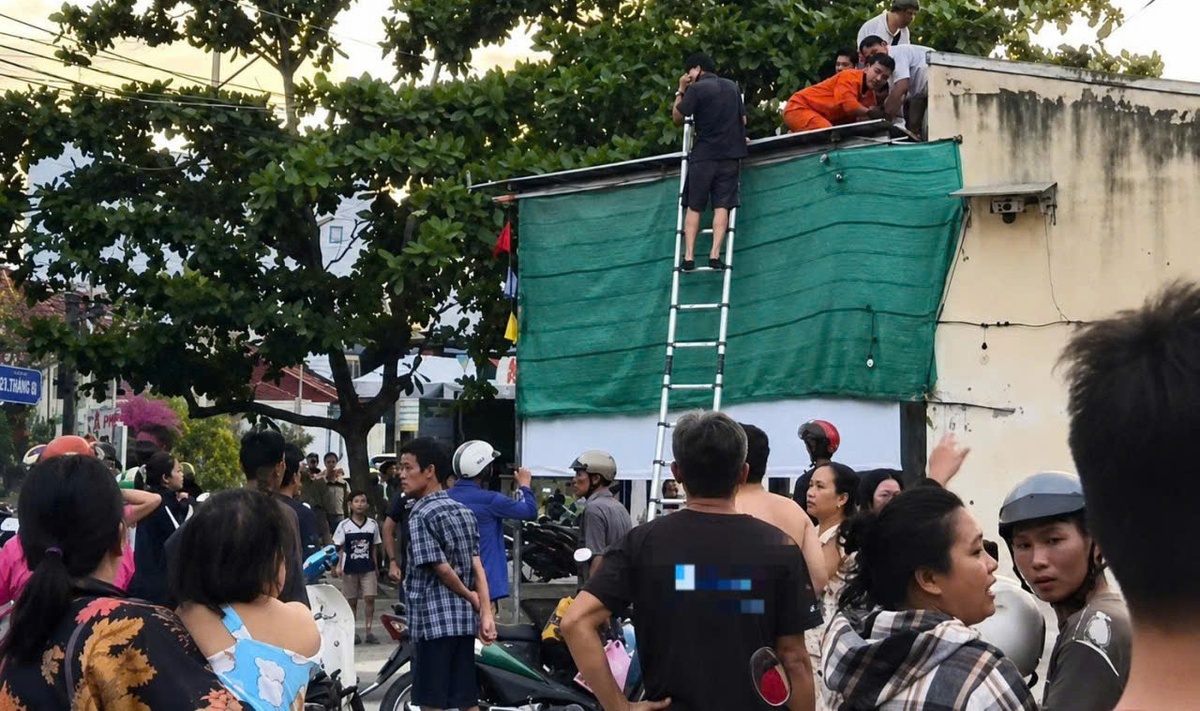 Nam sinh lớp 6 tử vong nghi do điện giật khi chơi bóng đá