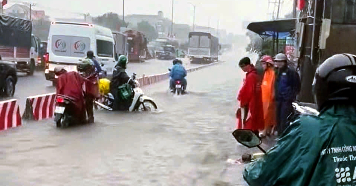 Mưa to cục bộ, quốc lộ 51 qua Đồng Nai lại ngập sâu
