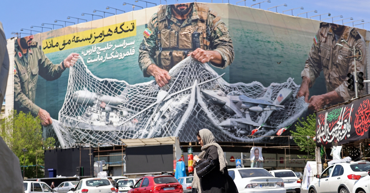 Trung Đông leo thang: Iran ngắt liên lạc với Mỹ, tính đóng chặt eo biển Hormuz