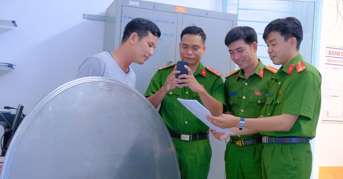 Chú công an' làm clip hướng dẫn sử dụng app VNeID thu hút triệu lượt xem