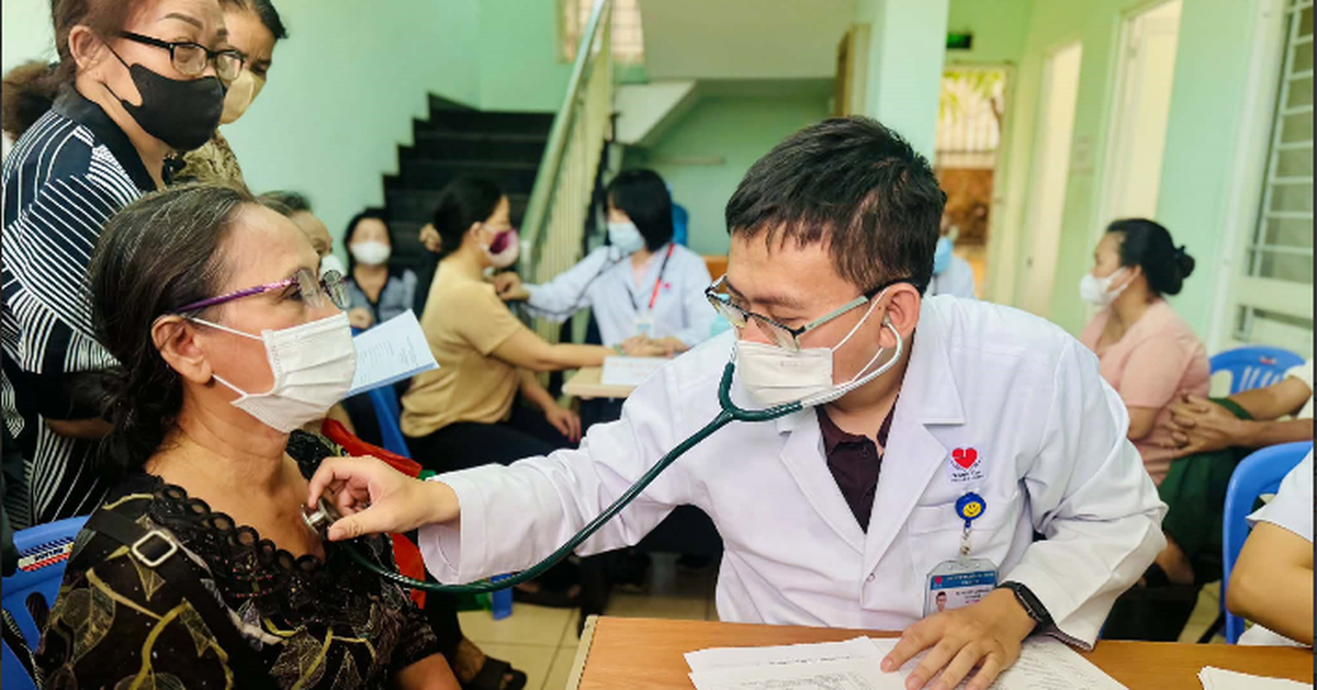 Tin tức sáng 2-6: TP.HCM điều động nhân viên y tế tuyến trên về cơ sở tối đa 12 tháng