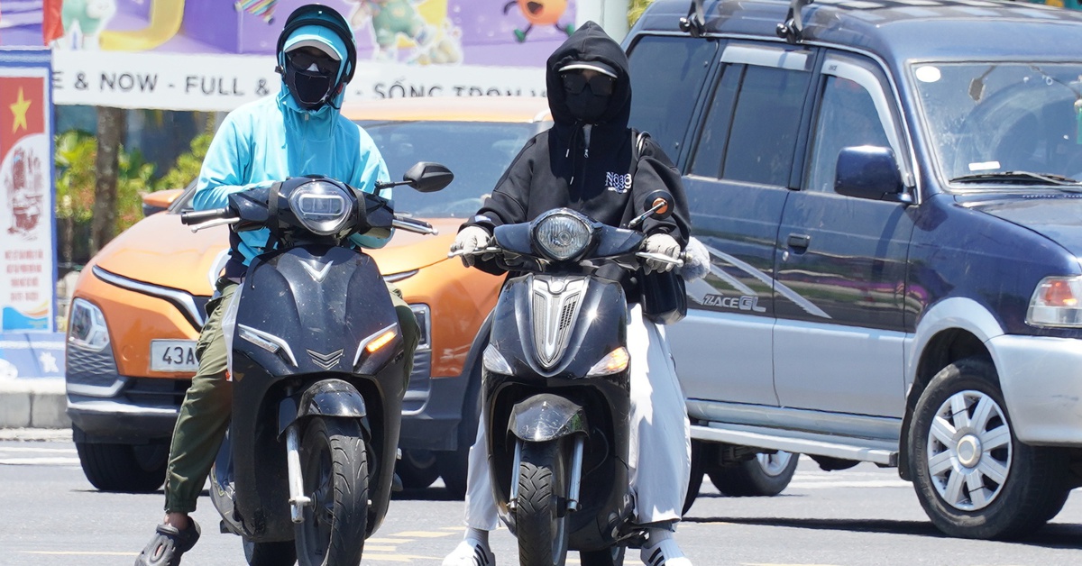 Trùm kín như 'ninja' mưu sinh dưới mùa hè đổ lửa ở Đà Nẵng